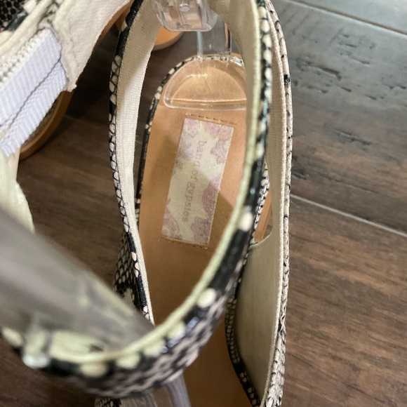 Band Of The Gypsies Animal Print Vegan Leather Ankle Strap Sandal Heels Size 8 - Picture 7 of 8